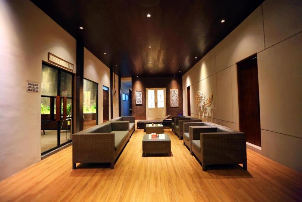 New Surya Hotel Banyuwangi  Luaran gambar